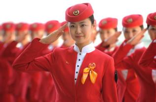 高鐵動(dòng)車招聘乘務(wù)員工資待遇怎么樣？有什么要求？和空姐哪個(gè)好？